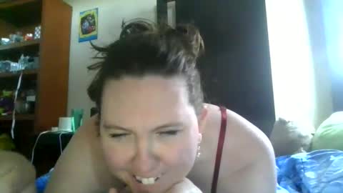 Snapshot of fuzzypeaches87 chatting on 8, 4, 2026 fuzzypeaches87 online show from 8, 4, 2026