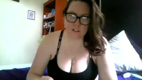 Snapshot of fuzzypeaches87 chatting on 12, 4, 2026 fuzzypeaches87 online show from 12, 4, 2026