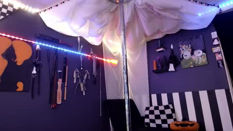 Giggles online show from 8, 11, 2025