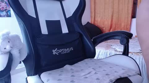 Snapshot of gigi_queens chatting on 3, 10, 2025 gigi online show from 3, 10, 2025