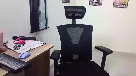 GIGI STCOTT online show from 4, 12, 2025