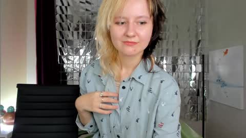 girl_next_doorr online show from 5, 1, 2025