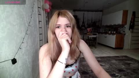 Snapshot of glossy_girl_1 chatting on 4, 12, 2024 Roxy online show from 4, 12, 2024