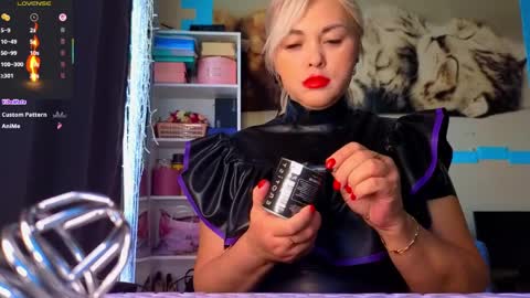 Mrs. Isabella online show from 11, 4, 2026