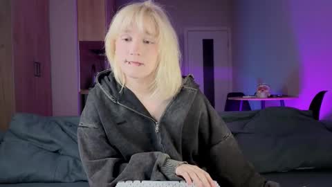 Snapshot of gregory_byyrd chatting on 17, 10, 2025 Greg-independent model online show from 17, 10, 2025