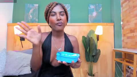 Halley Lorens online show from 18, 4, 2026