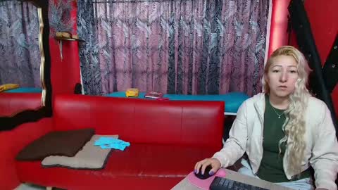 Snapshot of hanna_mature01 chatting on 1, 2, 2025 Hanna online show from 1, 2, 2025