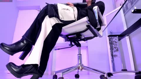 HANNAH HOWELL online show from 27, 2, 2025