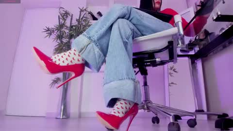 HANNAH HOWELL online show from 21, 4, 2026