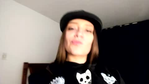 Snapshot of hat_girlx chatting on 25, 6, 2026 Nicole Dior online show from 25, 6, 2026