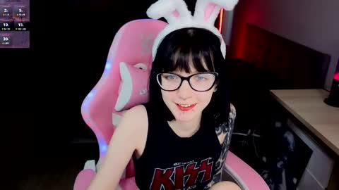 hazeltompson online show from 8, 4, 2026