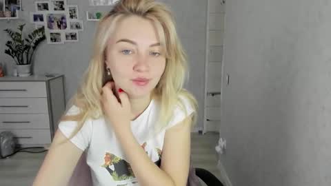 Snapshot of helen_angel_girl chatting on 16, 10, 2025 Helen sven online show from 16, 10, 2025