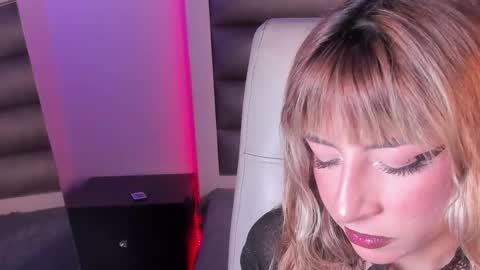 hellen__smith_ online show from 30, 5, 2026