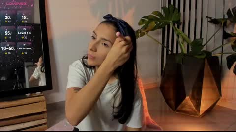 Snapshot of hera_069 chatting on 27, 12, 2024 Hello I am Valentina independent Colombian model I love sensuality and pleasure welcome online show from 27, 12, 2024