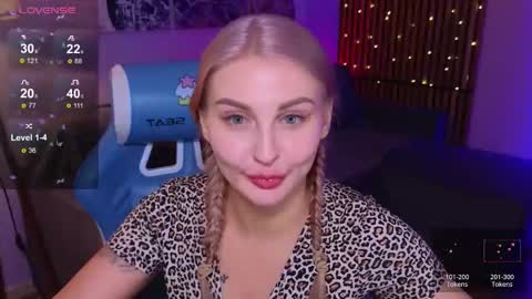 Snapshot of hey_cassie chatting on 17, 11, 2025 hey_cassie online show from 17, 11, 2025