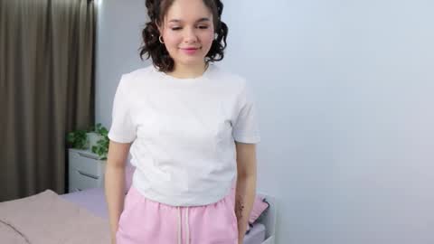 Snapshot of heyim_laura chatting on 4, 11, 2025 Laura online show from 4, 11, 2025