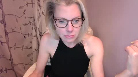 Snapshot of holly_bourbon chatting on 25, 4, 2026 holly_bourbon online show from 25, 4, 2026