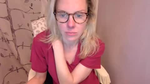 Snapshot of holly_bourbon chatting on 28, 4, 2026 holly_bourbon online show from 28, 4, 2026
