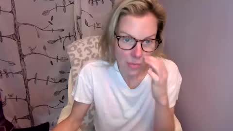Snapshot of holly_bourbon chatting on 10, 6, 2026 holly_bourbon online show from 10, 6, 2026