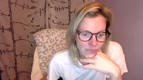 Snapshot of holly_bourbon chatting on 11, 6, 2026 holly_bourbon online show from 11, 6, 2026
