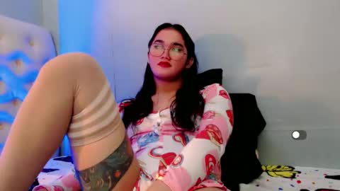 Snapshot of holly_sunshine69 chatting on 2, 3, 2026 Apple online show from 2, 3, 2026