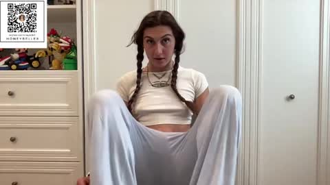 Snapshot of honeybelle8 chatting on 28, 5, 2026 belle brunette online show from 28, 5, 2026