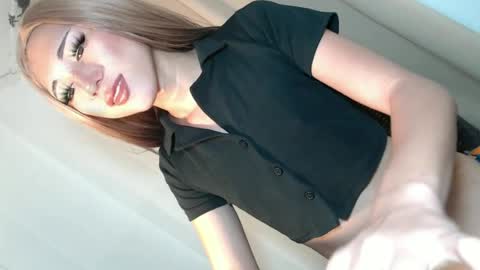 Snapshot of hot_little_angel18 chatting on 28, 6, 2026 hot_little_angel18 online show from 28, 6, 2026