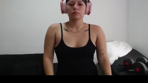 Snapshot of hot_mommymia chatting on 5, 3, 2025 Mia online show from 5, 3, 2025