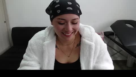 Snapshot of hot_mommymia chatting on 5, 3, 2025 Mia online show from 5, 3, 2025