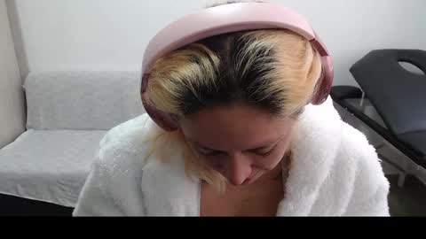 Snapshot of hot_mommymia chatting on 10, 3, 2025 Mia online show from 10, 3, 2025