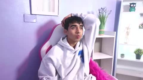hottiie_guy online show from 20, 10, 2025