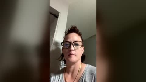 Snapshot of howdoyoulikeit87 chatting on 18, 6, 2026 howdoyoulikeit87 online show from 18, 6, 2026
