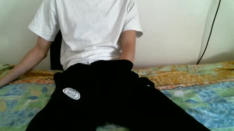 Snapshot of hug_me chatting on 12, 12, 2024 Keanu online show from 12, 12, 2024