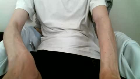 Snapshot of hug_me chatting on 13, 9, 2025 Keanu online show from 13, 9, 2025