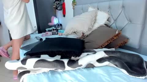Snapshot of idaly_lovepussy chatting on 28, 12, 2024 idaly    online show from 28, 12, 2024