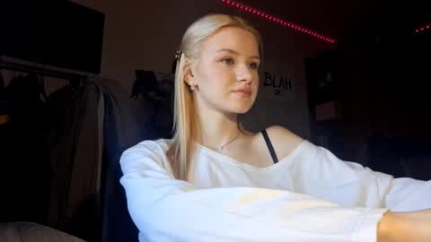 Snapshot of ilianamessersmith chatting on 4, 2, 2026 ShyLuna online show from 4, 2, 2026