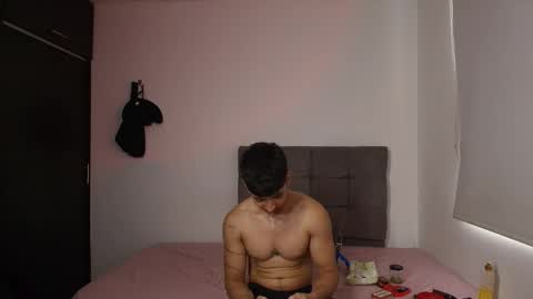 Snapshot of isaac_sttone01 chatting on 26, 5, 2026 muscle isaac online show from 26, 5, 2026