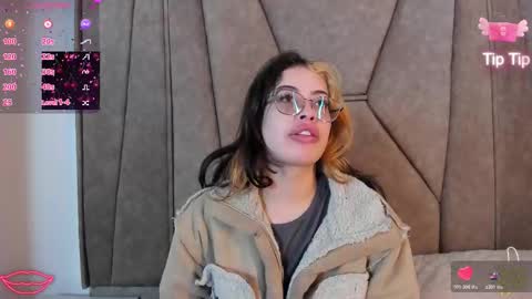 Snapshot of isabela_colins chatting on 12, 11, 2025 isabela Collins online show from 12, 11, 2025