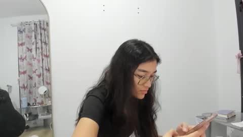 Isa Suarez online show from 4, 3, 2026