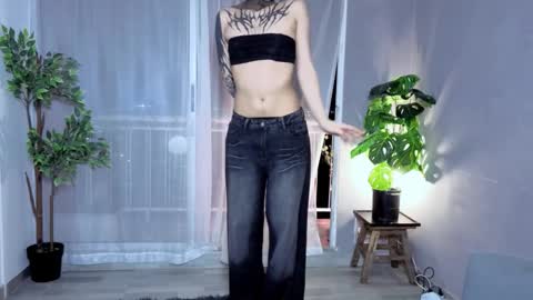 Snapshot of isnotforeveryone chatting on 16, 9, 2025 Julyane online show from 16, 9, 2025