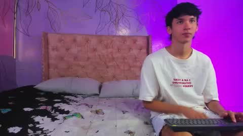 Snapshot of ithan_salvatore chatting on 12, 3, 2025 Ithan and Friends online show from 12, 3, 2025