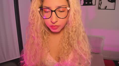 Snapshot of itsroxyrose_ chatting on 19, 11, 2025 Roxanne online show from 19, 11, 2025