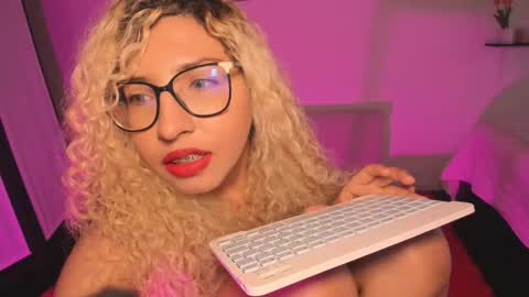 Snapshot of itsroxyrose_ chatting on 20, 11, 2025 Roxanne online show from 20, 11, 2025