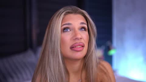 IvyRowa online show from 25, 1, 2025