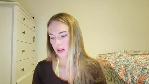 Snapshot of ivyyy1995 chatting on 28, 10, 2025 ivyyy1995 online show from 28, 10, 2025