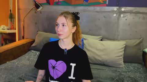 Snapshot of izi_fox chatting on 19, 10, 2025 izi online show from 19, 10, 2025