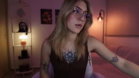 Linda Sofia help me get to 100 thumbs up online show from 14, 11, 2025