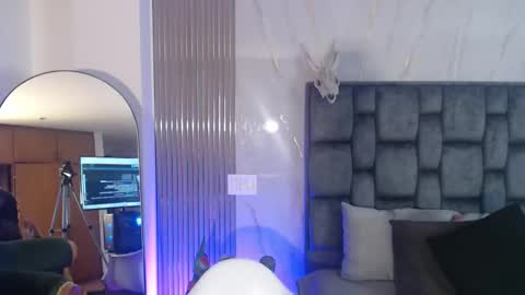 Snapshot of jade_fg chatting on 20, 10, 2025 Sara online show from 20, 10, 2025
