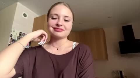 Snapshot of jannvong chatting on 10, 6, 2026 Hello guys Im Lana online show from 10, 6, 2026