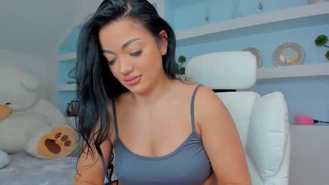 Snapshot of jisselle chatting on 15, 10, 2025 Juliee online show from 15, 10, 2025